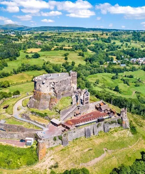 Vue aérienne du château médiéval de Murol - Puy-de-Dôme - Auvergne - France