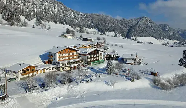 Hotel alpin dans paysage hivernal enneige - Walchsee Tyrol autrichien