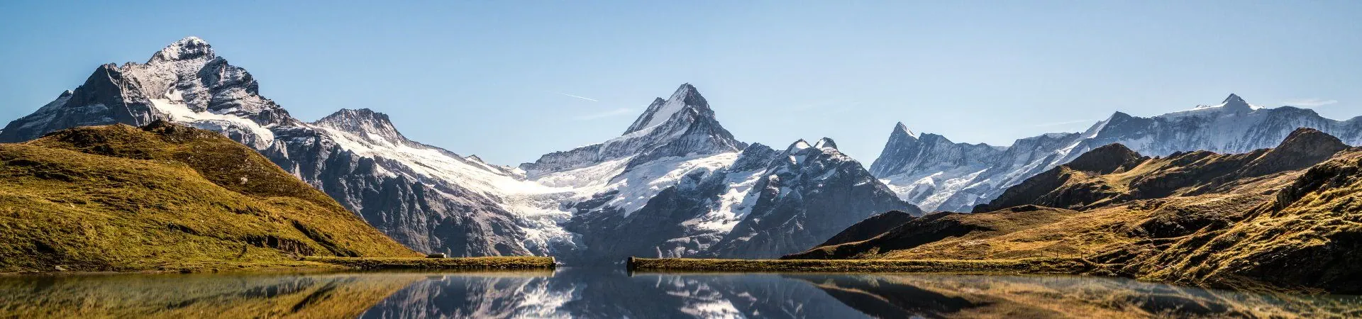 Lac alpin refletant les sommets enneiges - Oberland bernois - Suisse