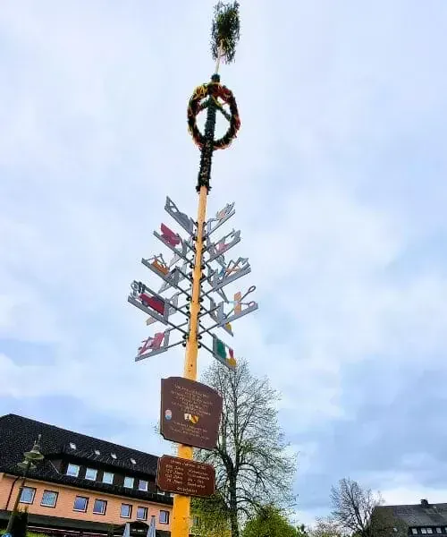 Arbre de mai dans une ville de la Forêt-Noire, Allemagne
