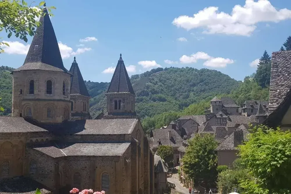 Arrivée sur Conques par le chemin de Compostelle - Aveyron - France