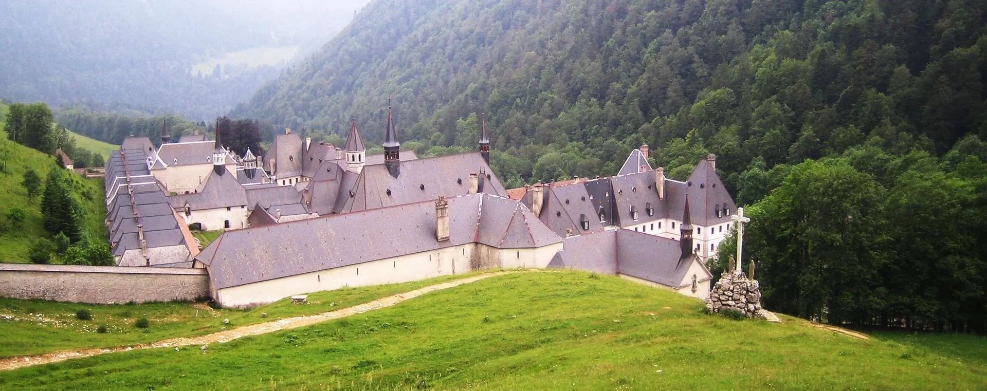 Artiste peignant au port de Rozel à marée basse - Jersey