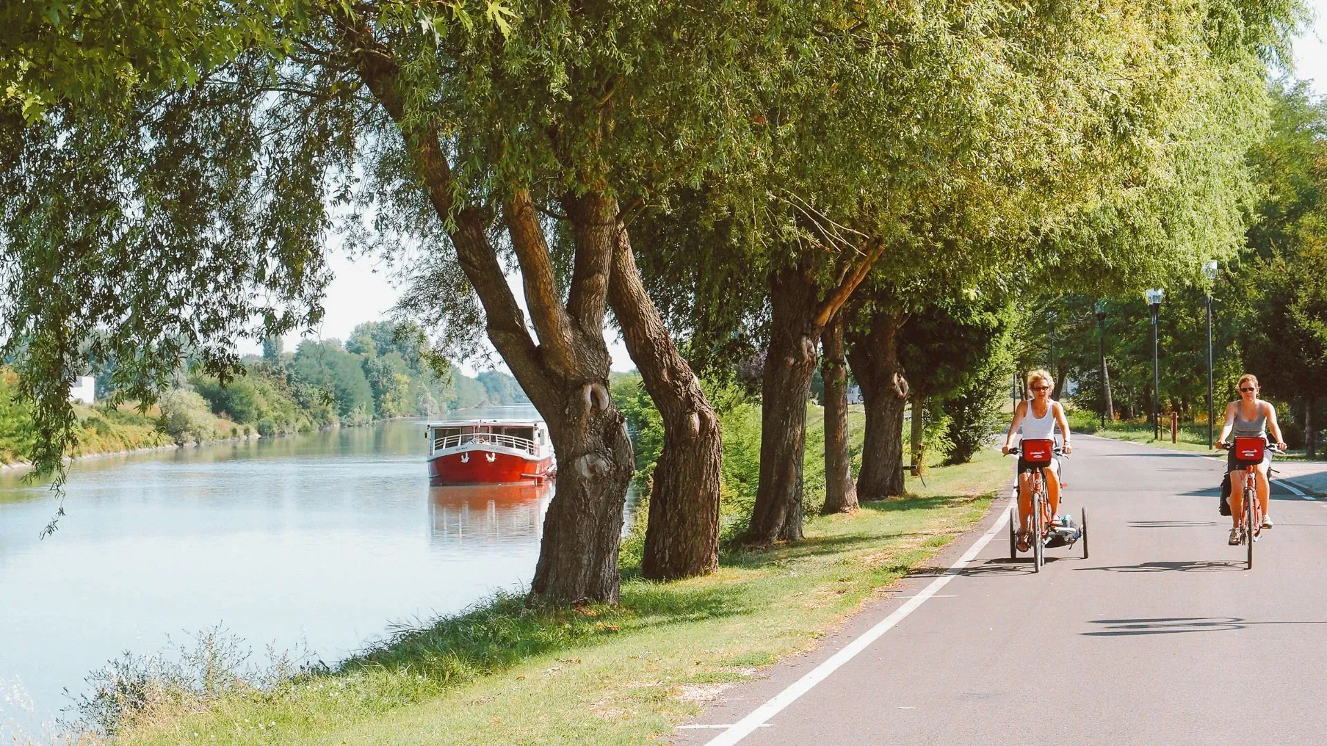 Bateau Ave Maria amarre pres d'une eglise - Venetie - Italie