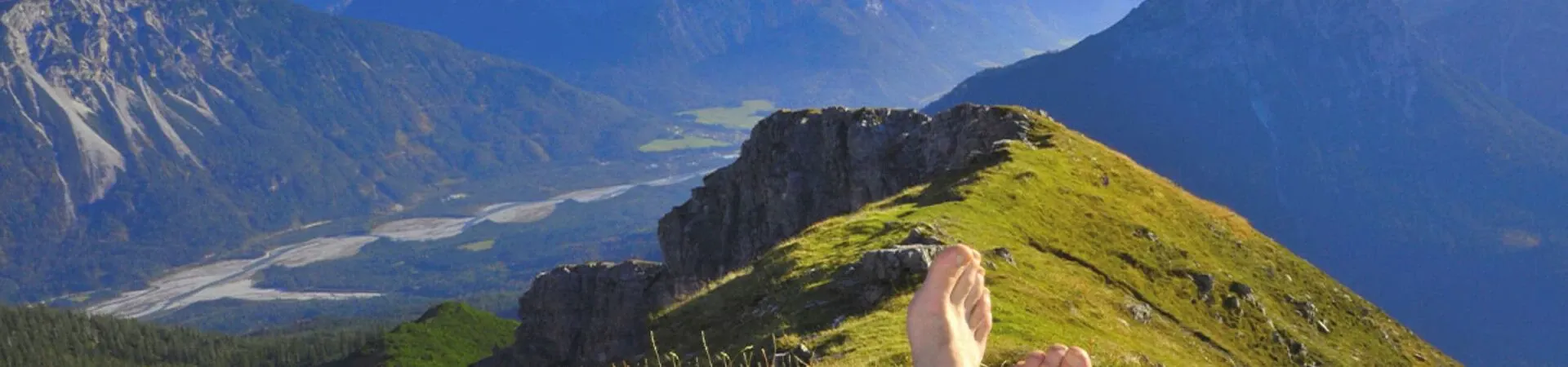 Pause pieds nus face aux sommets alpins - Alpes