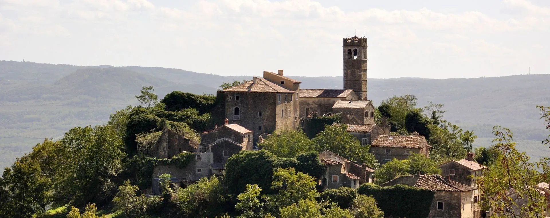 Péniche rhumerie à Béziers - Canal du Midi - France © Quentin Vanaker