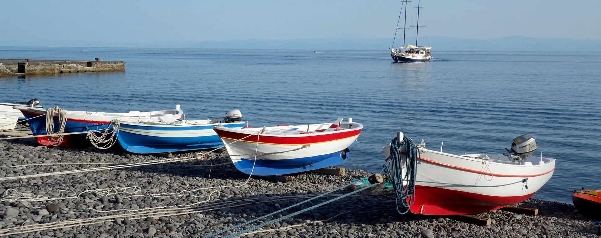 Barques Pecorini A Mare Ile Panarea - Italie