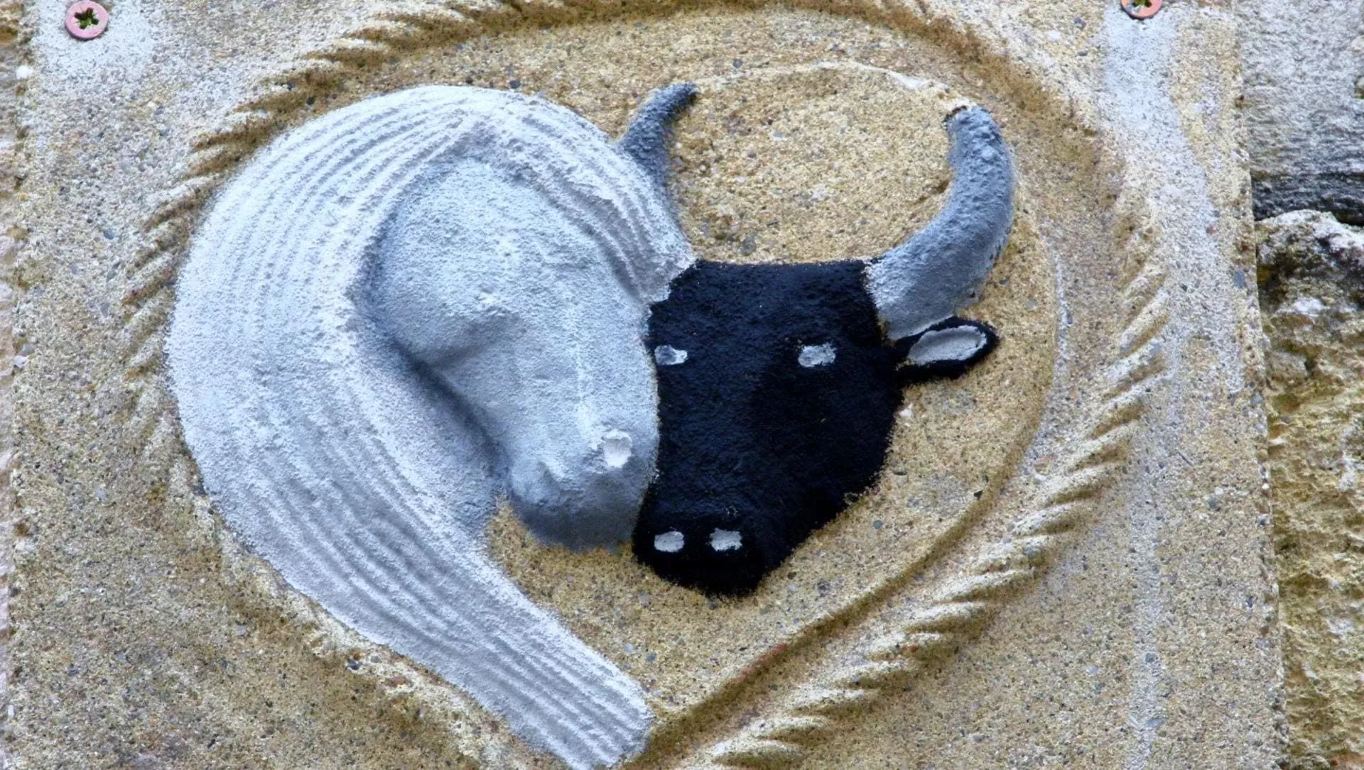 Bas-relief de cheval blanc et taureau camarguais - Camargue - France