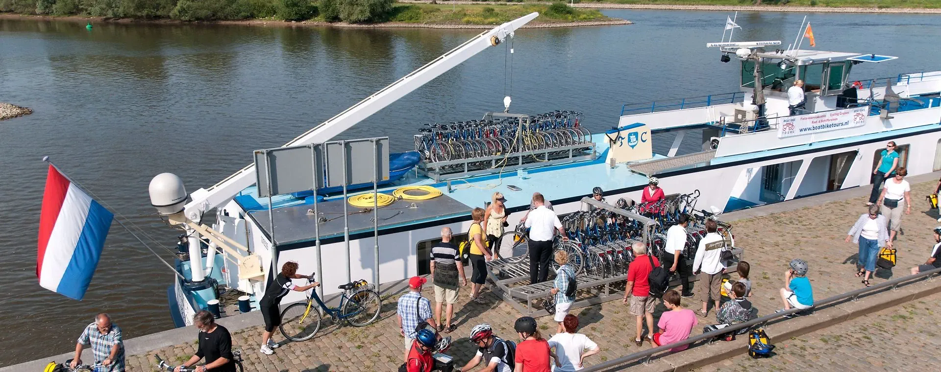 Préparation des vélos sur le Fluvius - Pays-Bas