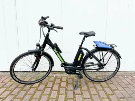 Velo electrique noir avec sacoches pret pour randonnee - Cote Baltique Allemagne