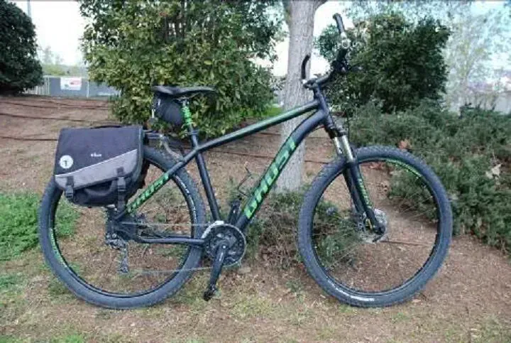 VTT noir Ghost avec sacoches pour randonnee - Sejours a velo