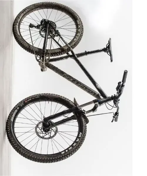 VTT tout-terrain noir avec pneus larges - Sejours a velo - Andalousie