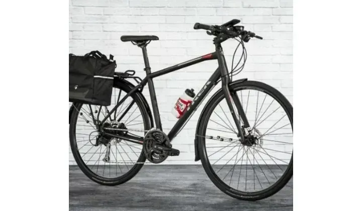 Velo VTC noir avec sacoches - Equipement randonnee - Montenegro