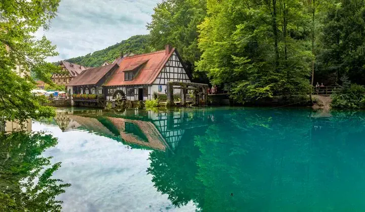 Source du Blautopf et maisons à colombages - Blaubeuren - Allemagne