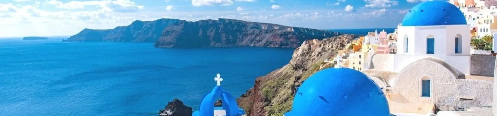 Eglises aux domes bleus surplombant la caldeira - Santorin - Cyclades Grece