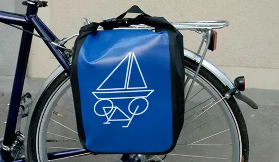 Sacoche de velo bleue waterproof fixee sur porte-bagages arriere