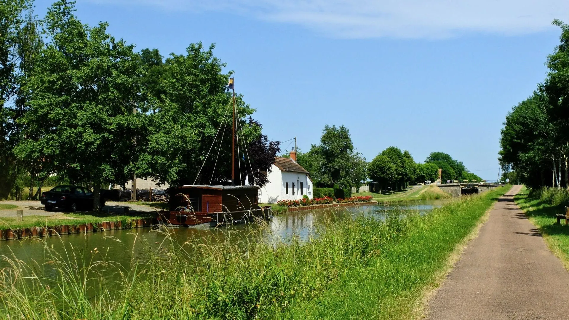Bateau sur le Canal du Nivernais - Bourgogne - France