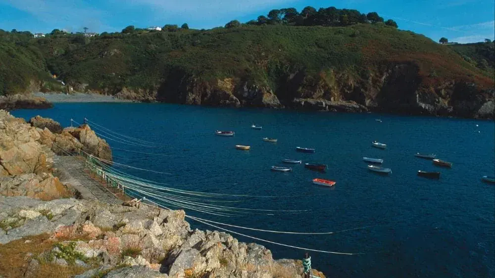 Bateaux amarrés dans une crique - Bretagne - France