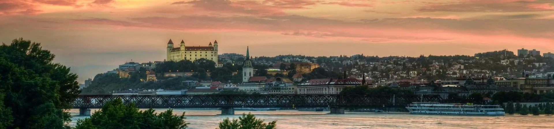 Chateau de Bratislava au coucher du soleil sur le Danube - Slovaquie