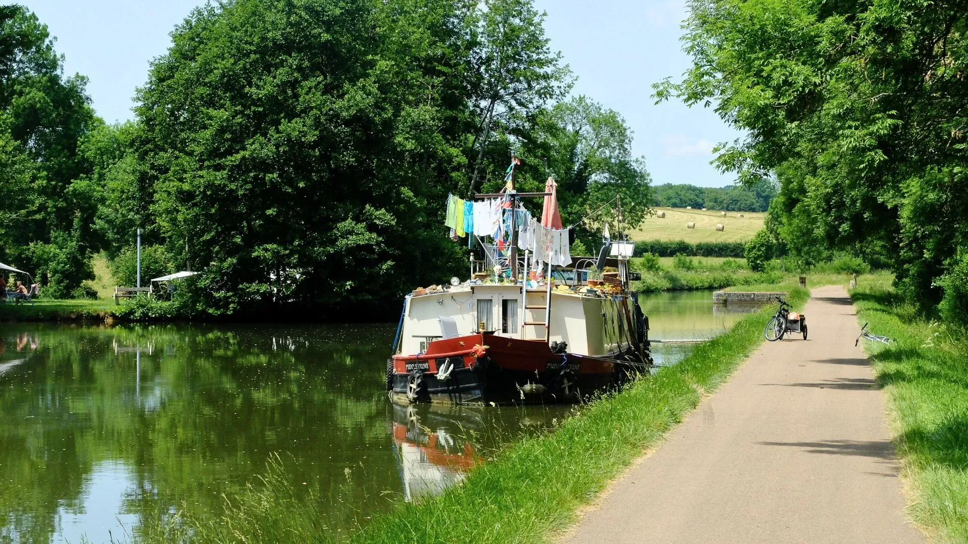 Pont sur le Canal du Nivernais - Bourgogne - France