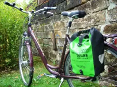 Velo de ville bordeaux avec sacoche verte - Elbe Allemagne