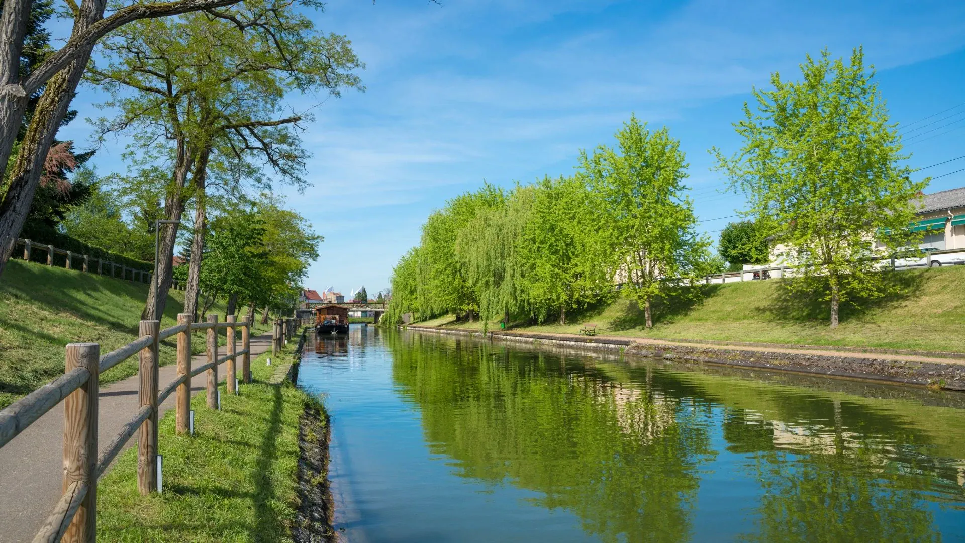 Canal de Bourgogne - France