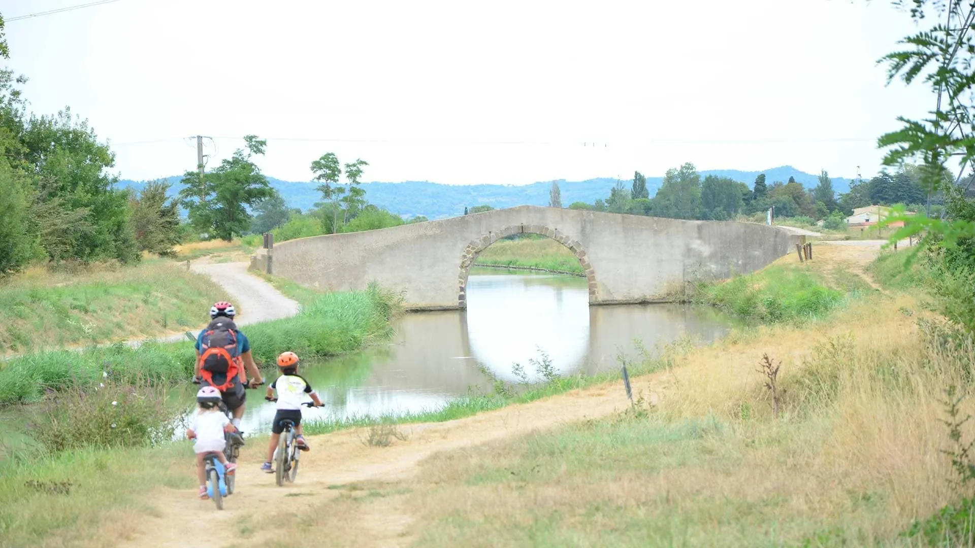Canal Du Midi Famille Velo Pont De Jouarres C Geraldine Vanaker - France