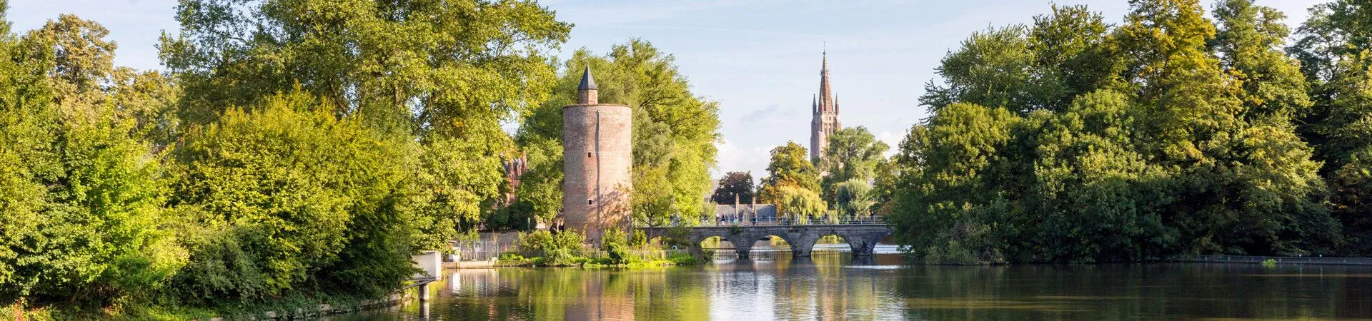 Canal avec tour medievale et eglise - Bruges - Belgique