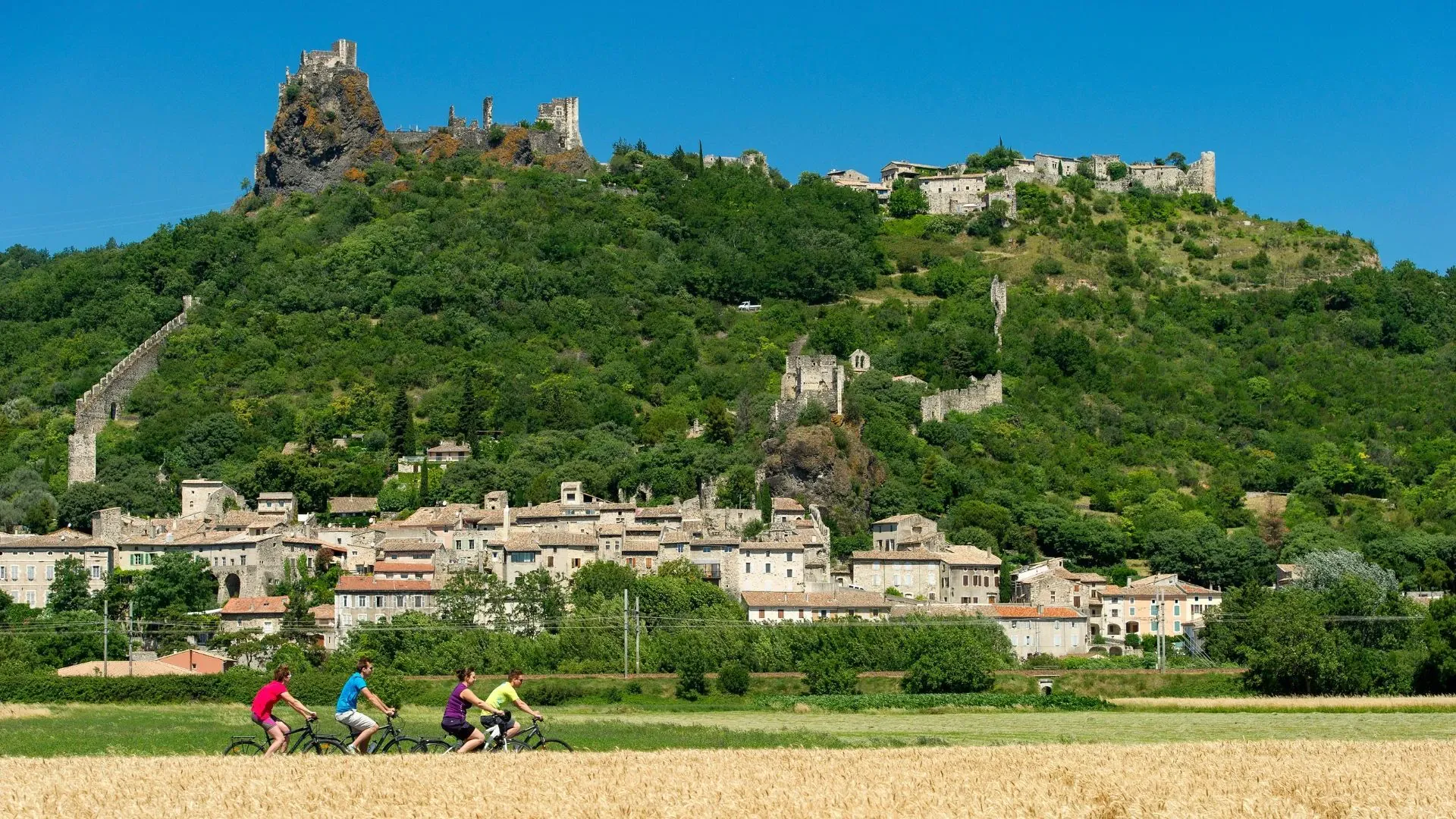 Château au bord du Rhône - ViaRhôna - France