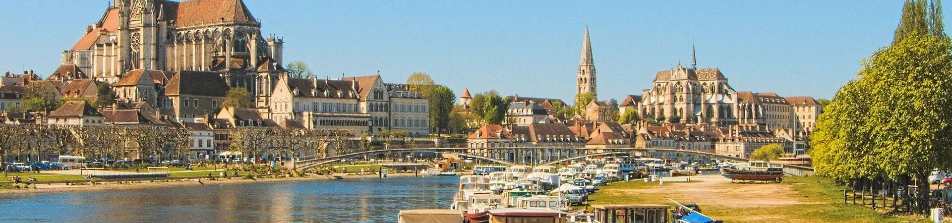 Cathedrale et bateaux sur l'Yonne - Auxerre - Bourgogne