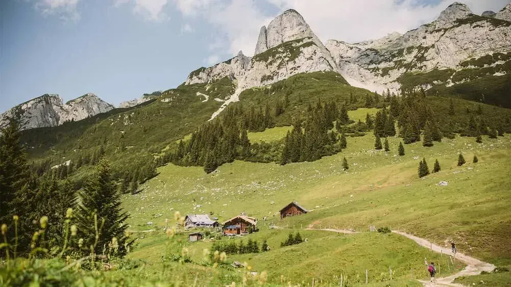 Chalets Typiques Au Pied De La Montagne Dans Le Dachstein - Autriche