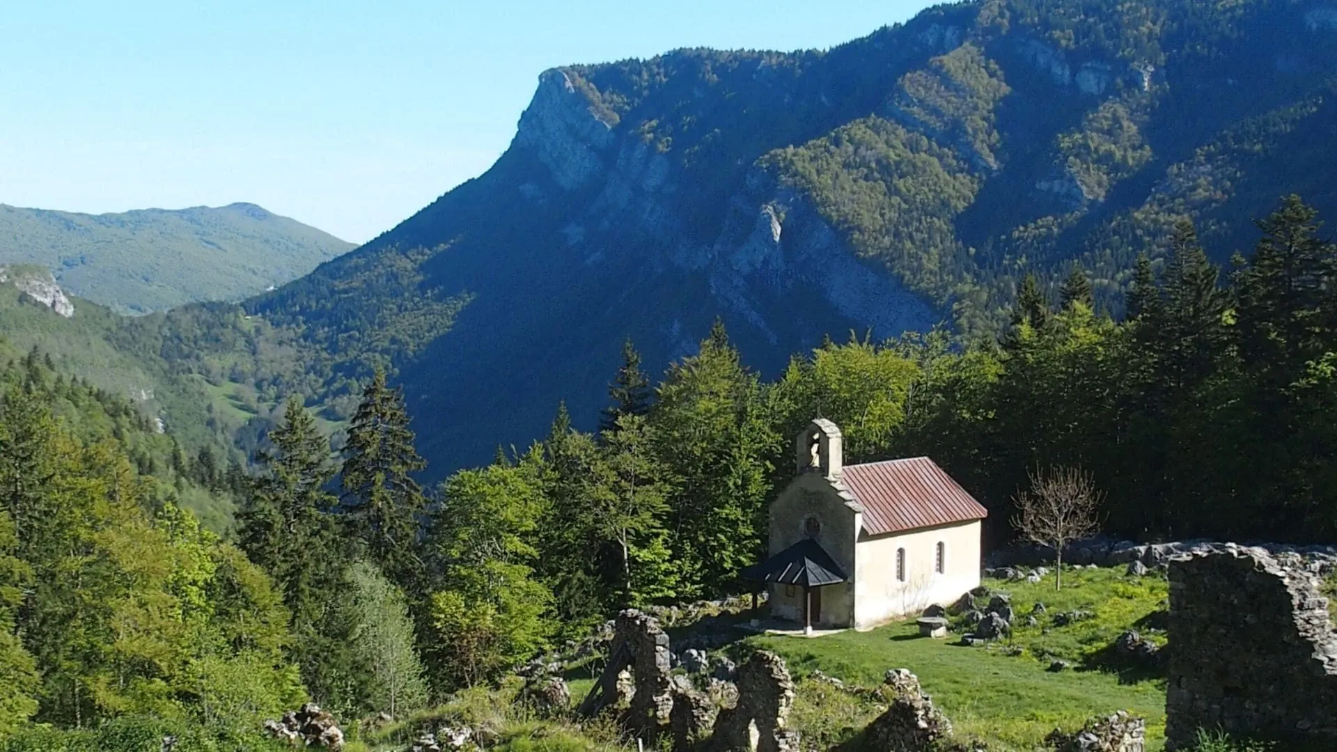 Chapelle Dans Les Ruines Du Village De Valchevriere - France