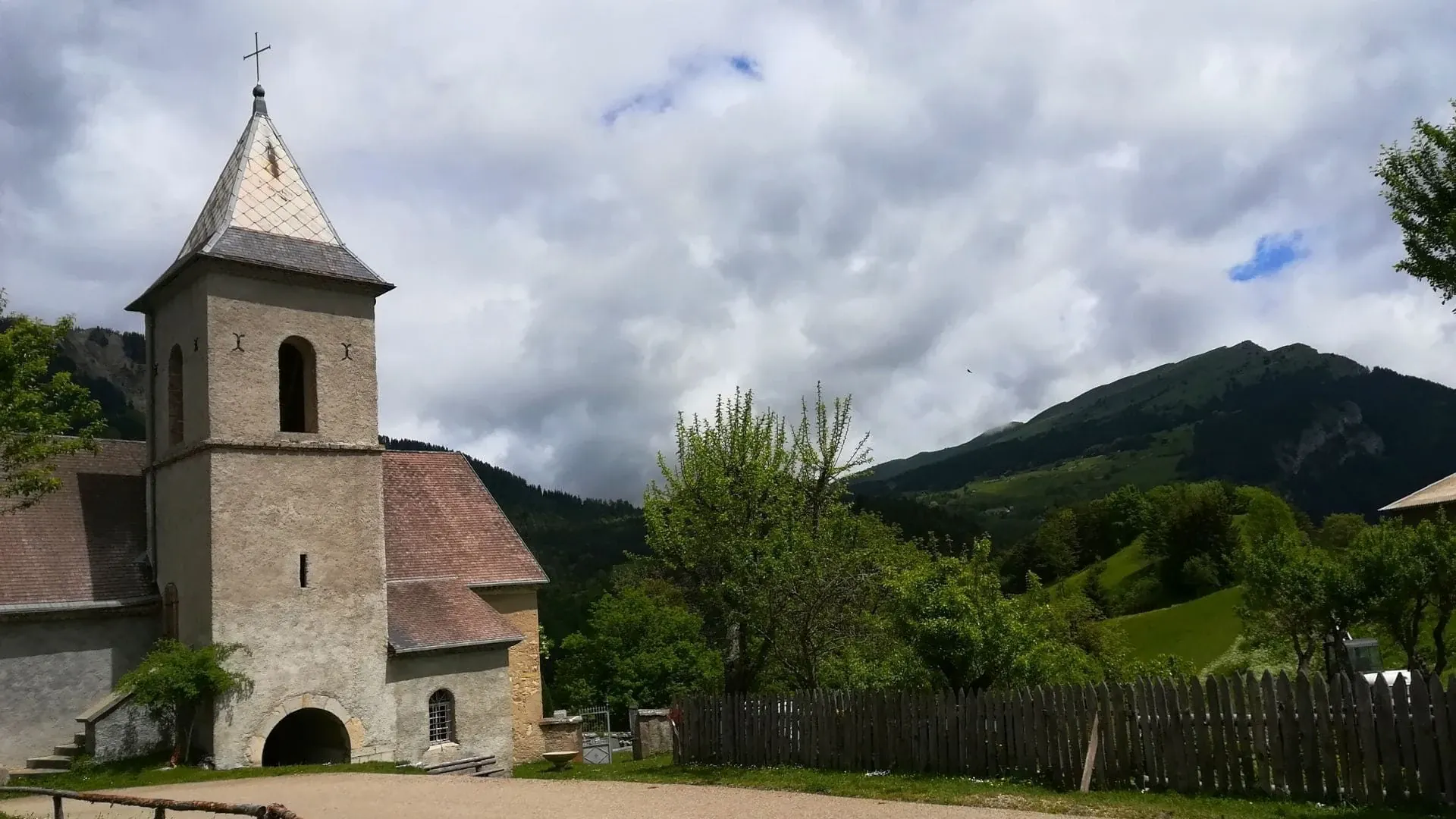 Eglise De La Batie C Adrien Ozanon - France © Adrien Ozanon