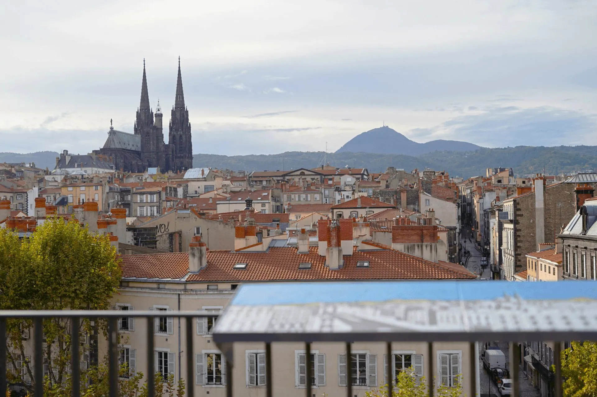 Cathedrale de Clermont-Ferrand et Puy de Dome vus depuis une terrasse - Auvergne France
