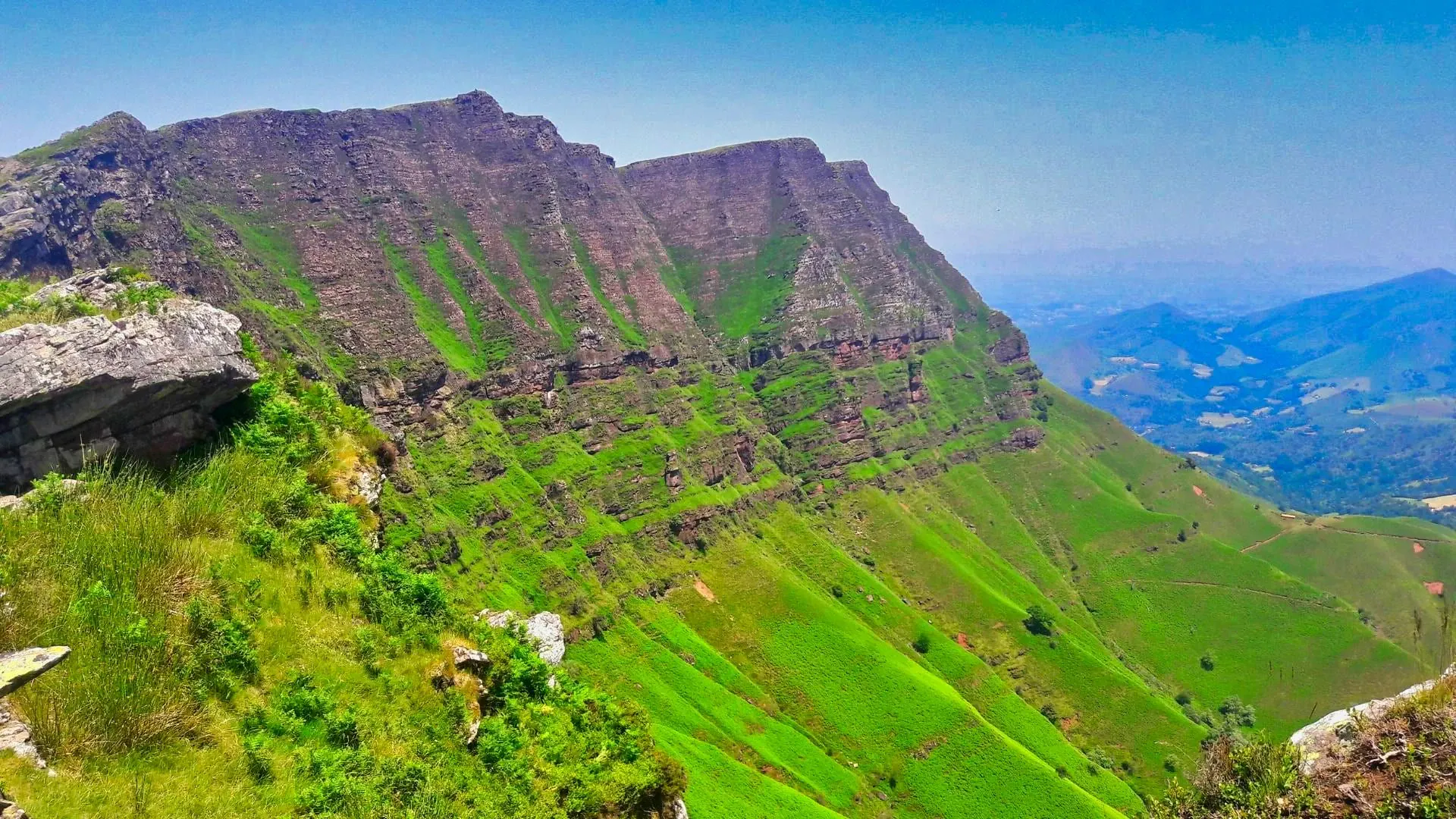 Falaises Diparla Sur Le Gr10 Dhendaye A Saint Jean Pied De Port C Respyrenees - Pyrénées - France