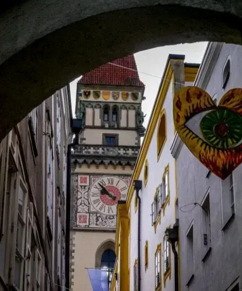 Tour de l'horloge dans la vieille ville de Passau - Bavière - Allemagne