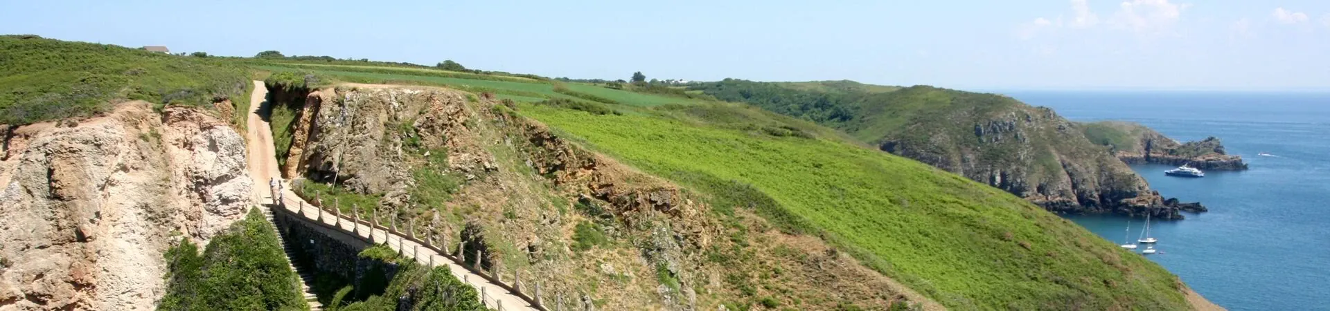 Sentier cotier et falaises verdoyantes - Ile de Sark - Iles Anglo-Normandes