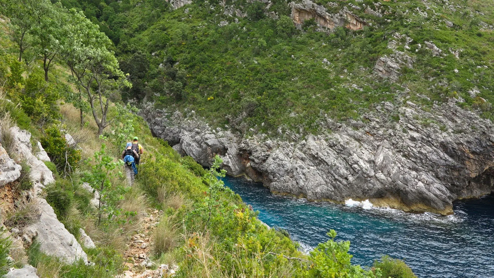 Sentier côtier en Albanie © François Ribard