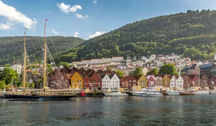Maisons colorees du quartier Bryggen et port - Bergen Norvege