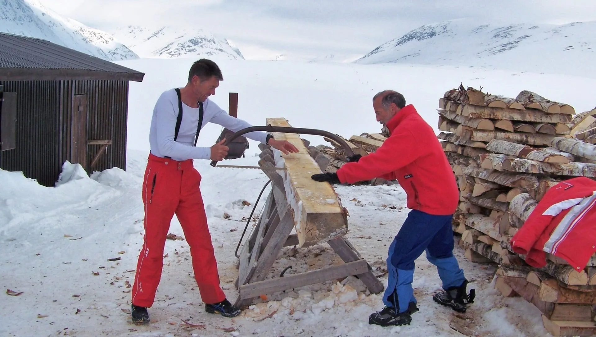 Coupage De Bois Dans Un Refuge De La Kungsleden - Suède