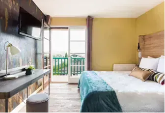 Chambre d'hotel confortable avec balcon et vue - Pyrenees Pays Basque