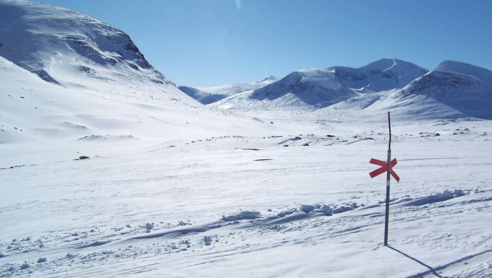 Croix Rouge Sur Un Paysage De La Piste Royale C Doriane Argaud - Suède © Doriane Argaud