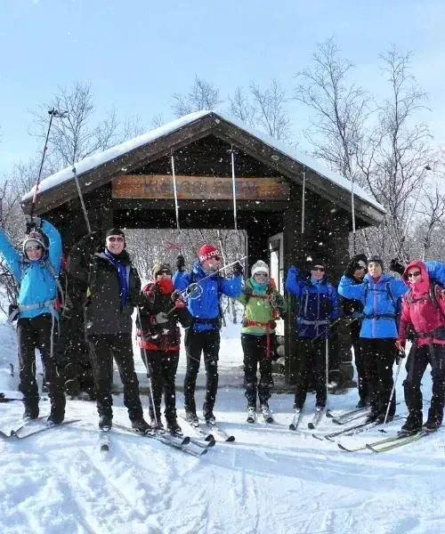 Groupe de skieurs de fond devant un refuge sous la neige - Kungsleden - Suède © François Trifard