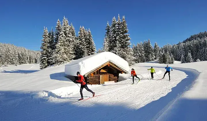 Skieurs de fond pres d'un chalet enneige - Seefeld Tyrol autrichien