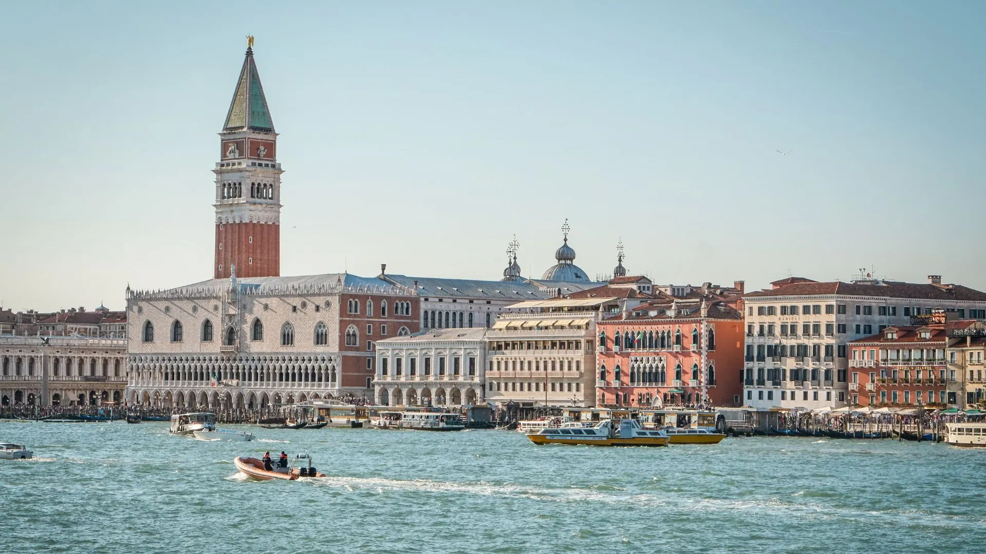 Bateau de croisiere dans la lagune de Venise - Venetie - Italie