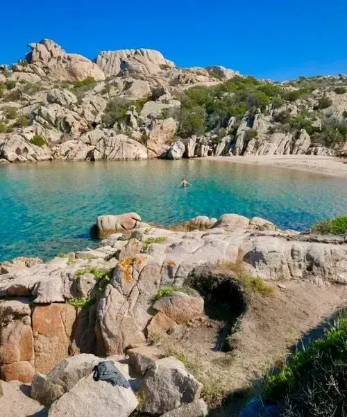 Crique aux eaux cristallines et rochers de granit rose - Archipel de la Maddalena - Sardaigne - Italie