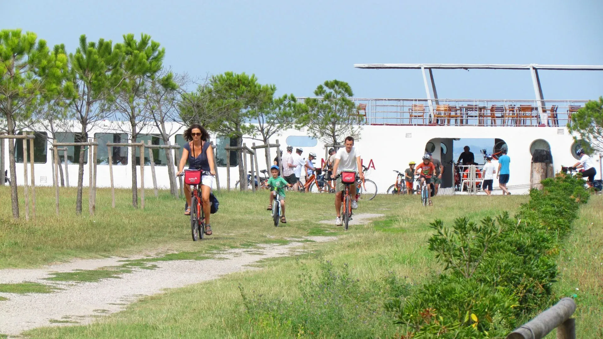 Piste cyclable le long de la digue - Lagune de Venise - Italie