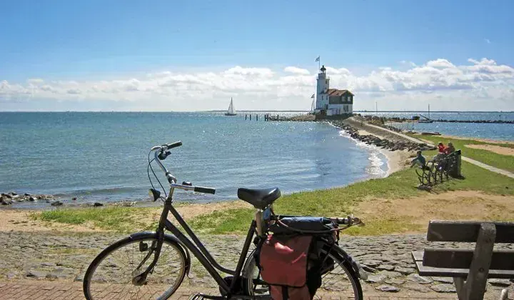 Velo Devant Phare Ile Marken Jpg