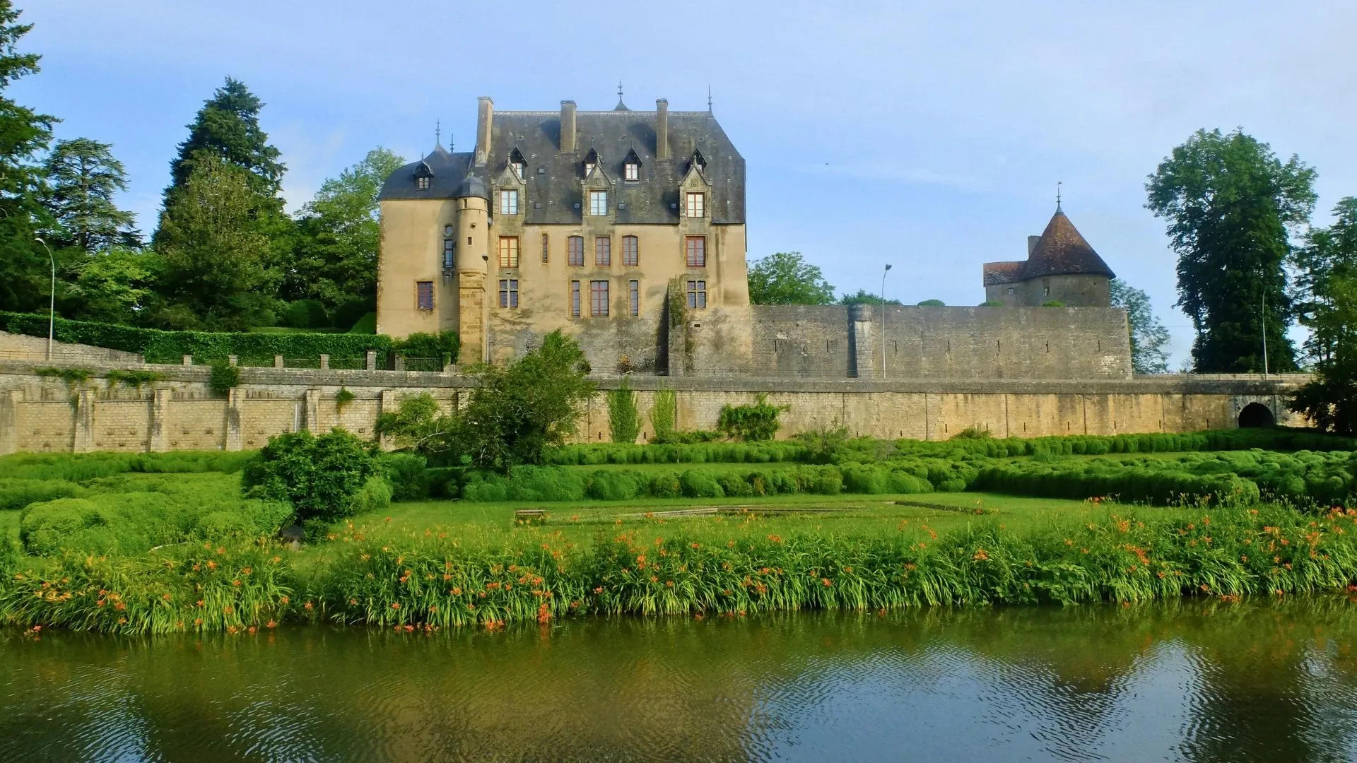 Piste cyclable le long du Canal du Nivernais - Bourgogne