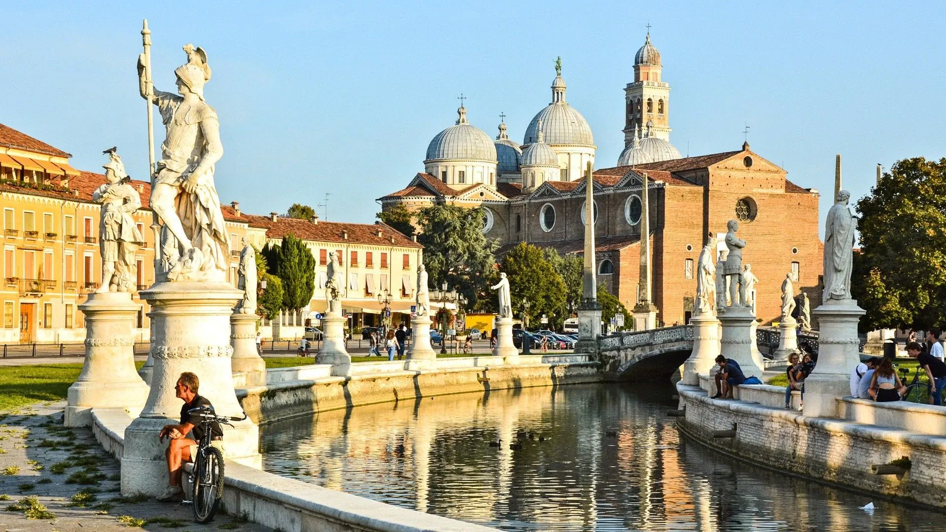 Cycliste au Prato della Valle avec statues - Padoue - Italie