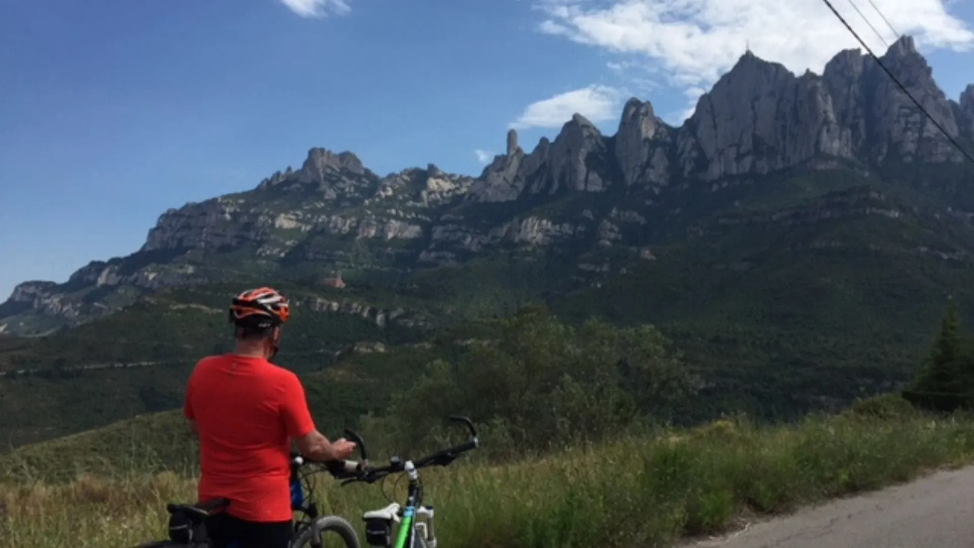 Cycliste Aux Pieds Des Montagnes De Montserrat - Espagne